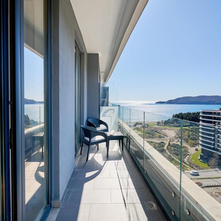 Skyline Sunset - One-Bedroom Deluxe Apartment - 1