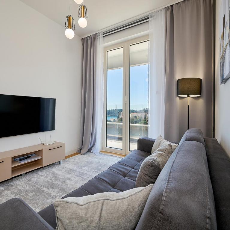 Skyline Sunset - One-Bedroom Deluxe Apartment - 3