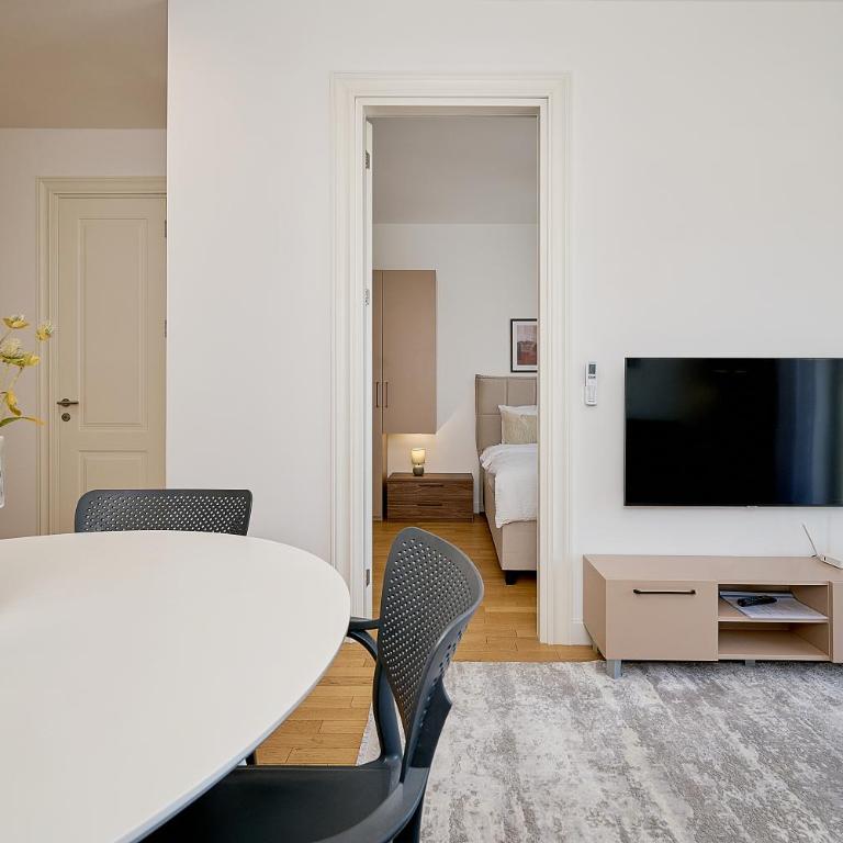 Skyline Sunset - One-Bedroom Deluxe Apartment - 4