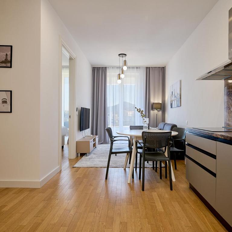 Skyline Sunset - One-Bedroom Deluxe Apartment - 11