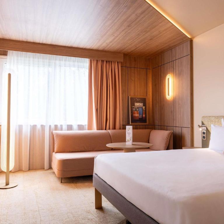 Novotel Toulouse Purpan Aéroport - Superior Room with One double and One single sofa bed - 1