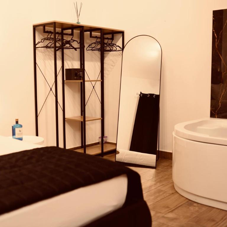 Elene Suites Luxury Boutique - King Room with Spa Bath - 11