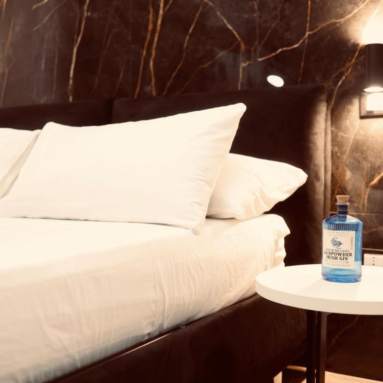 Elene Suites Luxury Boutique - King Room with Spa Bath - 10
