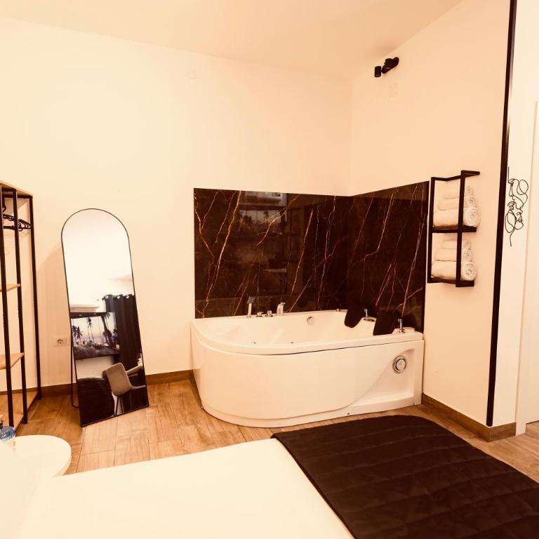 Elene Suites Luxury Boutique - King Room with Spa Bath - 6
