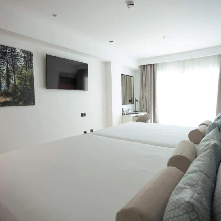 Hotel Villa España - Habitación Cuádruple Deluxe con vistas parciales al mar - 3