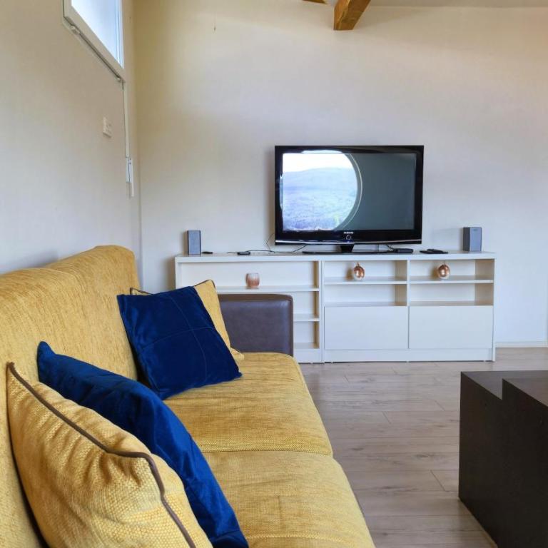 Pure Sky Apartments - with pool - Apartment with Balcony - 11