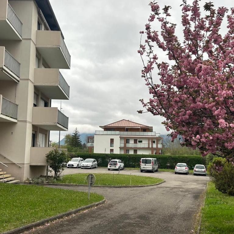 Vue montagnes, à 5 mn du lac et de la piste cyclable,lit King size, Park gratuit - Appartement 1 Chambre - 25