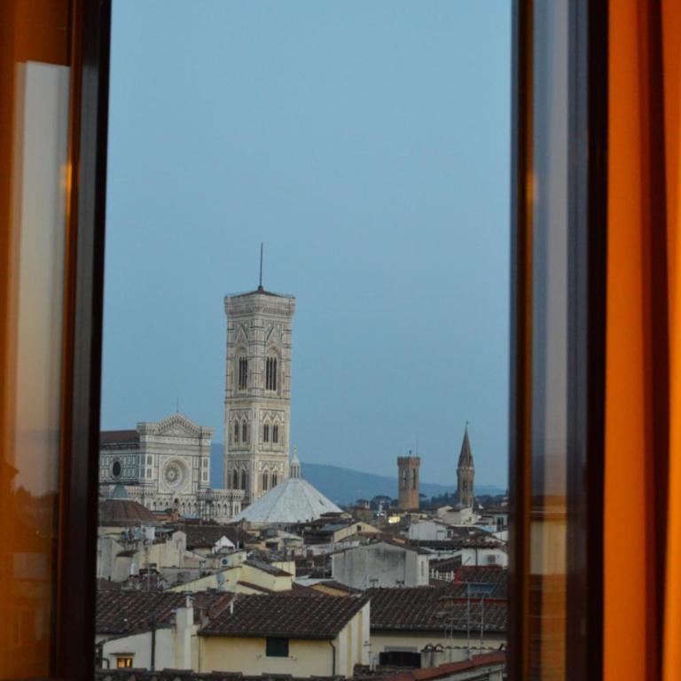 Soggiorno Rubino - Camera Matrimoniale con Balcone Vista Città - 14