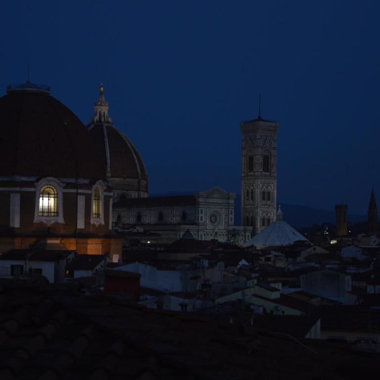 Soggiorno Rubino - Camera Matrimoniale con Balcone Vista Città - 15