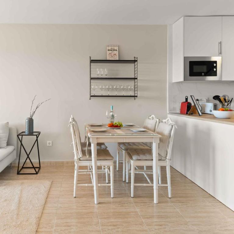 PRIME LOCATION! Few minutes walk to the Beach, Sports Club, Restaurants, Supermarkets and more! - Apartamento de 2 dormitorios con vistas al mar - 8