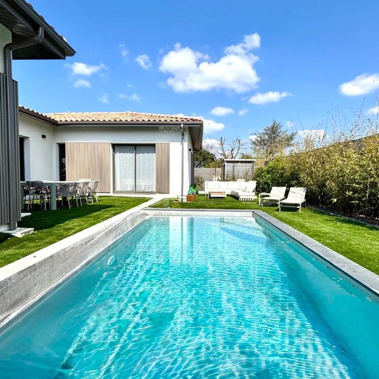 Cosy air-conditioned villa with swimming pool - Villa - 2