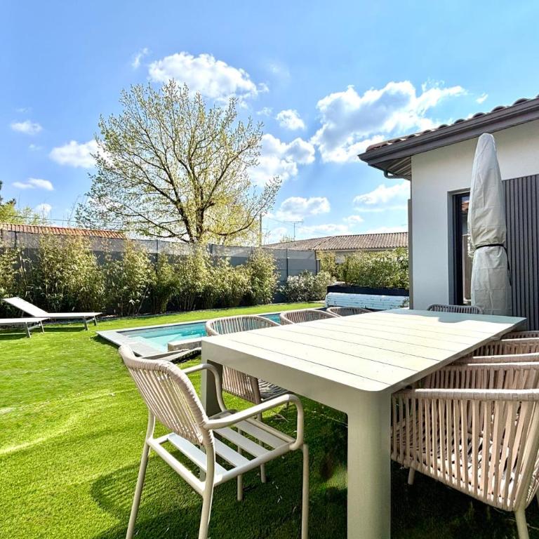Cosy air-conditioned villa with swimming pool - Villa - 8