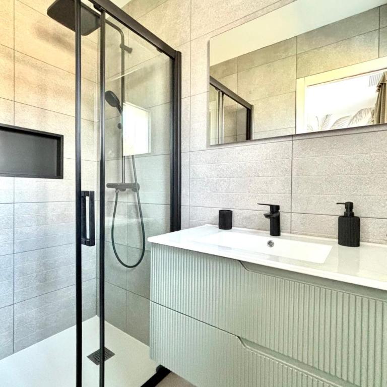 Cosy air-conditioned villa with swimming pool - Villa - 13