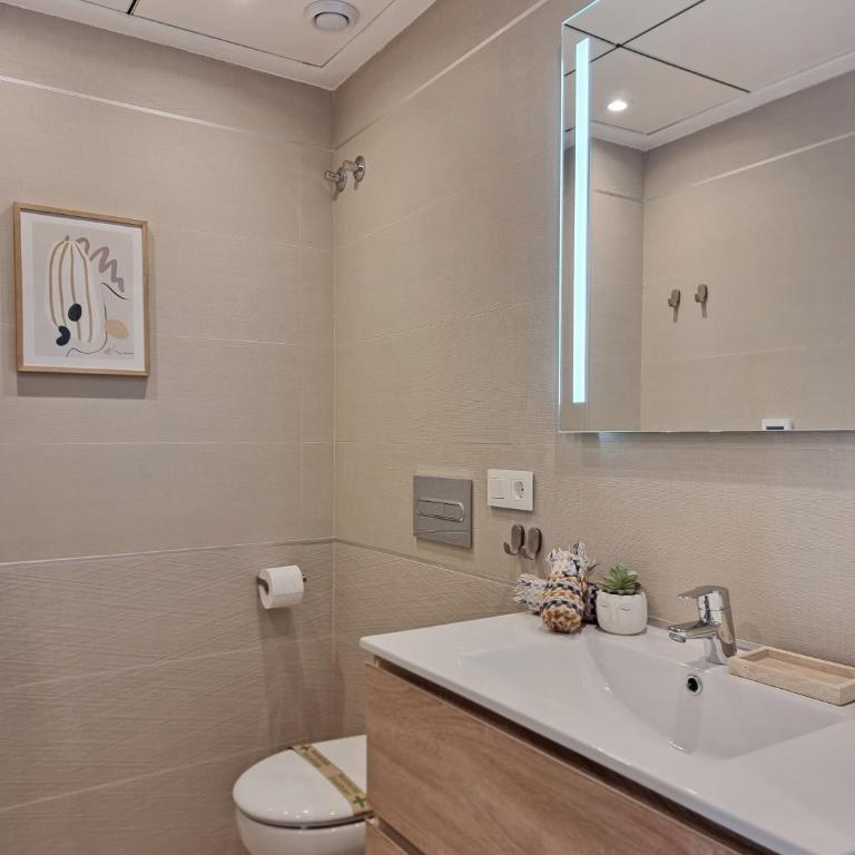 Sunny Hills Apartment by NRAS - Apartamento de 2 dormitorios con vistas a la piscina - 25