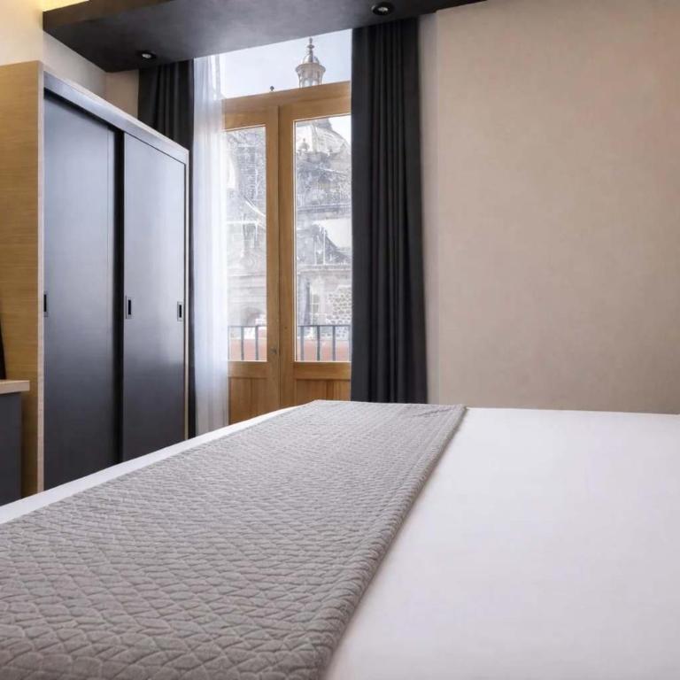 Hotel Catedral - King Room with Balcony - 7