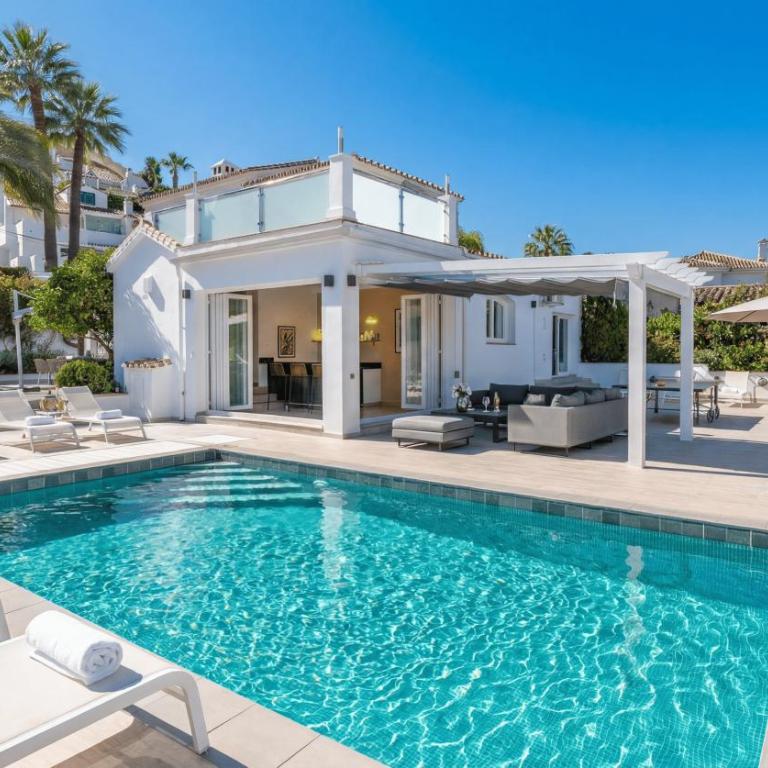 VACATION MARBELLA I Villa Serendi, Private Heated Pool, Prime Location, Walking to Puerto Banus, American BBQ, GYM, World-Class Dining - Villa Superior - 1