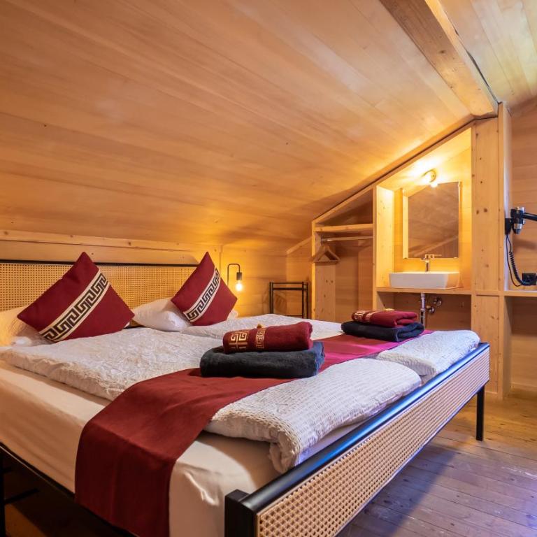 Naturfreunde Hostel Grindelwald - Doppelzimmer mit Eigerblick und Gemeinschaftsbad - 1