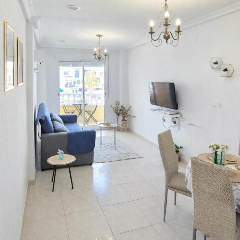 Apartment with queensize bed, Wifi, AC, 5 min walk to the beach - One-Bedroom Apartment - 1