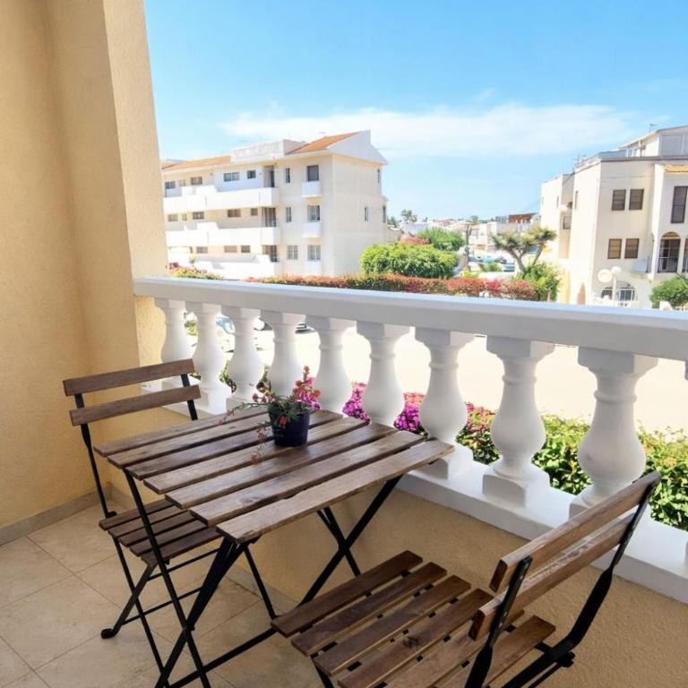 Apartment with queensize bed, Wifi, AC, 5 min walk to the beach - One-Bedroom Apartment - 11