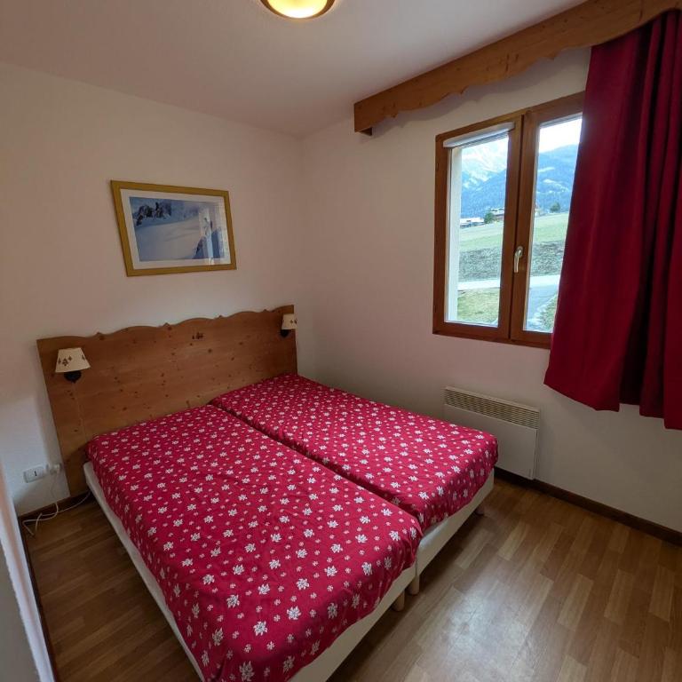 Appartement 4 pièces pour 6-8 personnes, 2 chambres, 1 cabine, 2 canapés-lit double dans le salon, au pied des pistes et piscine l'été, wifi fibre - Appartement - Vue sur Piscine - 11