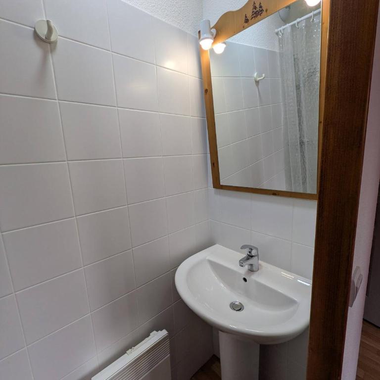 Appartement 4 pièces pour 6-8 personnes, 2 chambres, 1 cabine, 2 canapés-lit double dans le salon, au pied des pistes et piscine l'été, wifi fibre - Appartement - Vue sur Piscine - 17