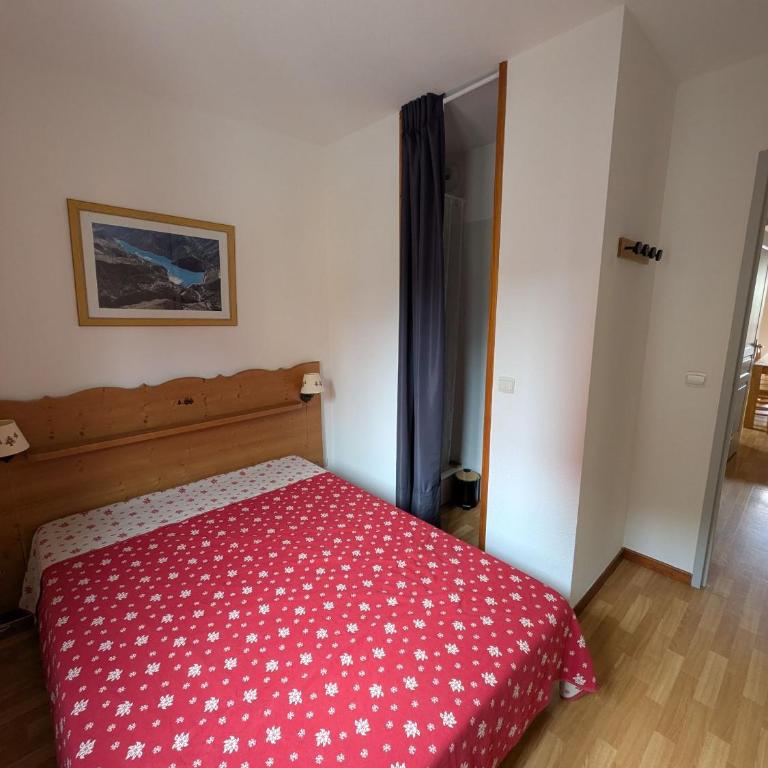 Appartement 4 pièces pour 6-8 personnes, 2 chambres, 1 cabine, 2 canapés-lit double dans le salon, au pied des pistes et piscine l'été, wifi fibre - Appartement - Vue sur Piscine - 19