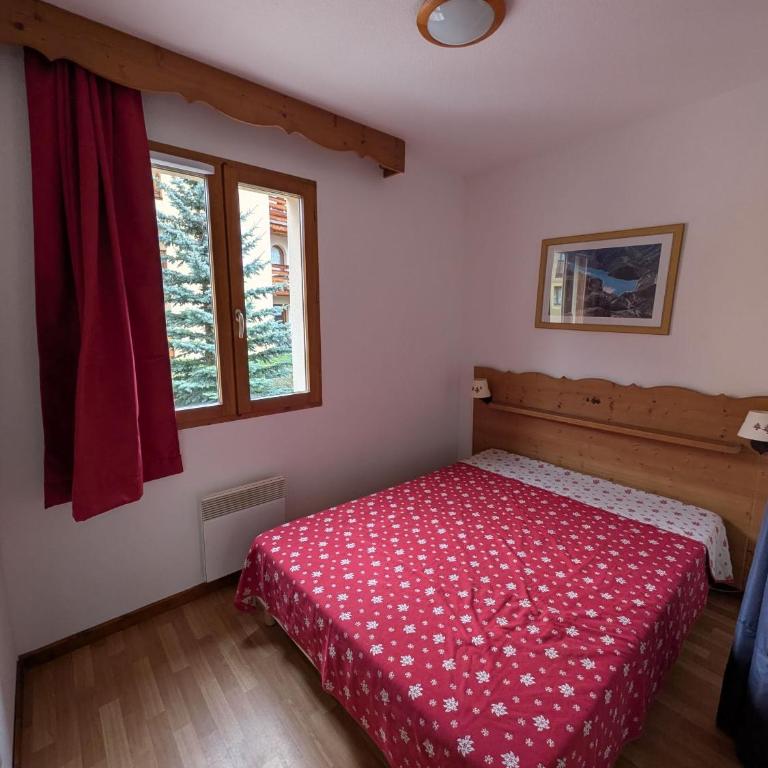 Appartement 4 pièces pour 6-8 personnes, 2 chambres, 1 cabine, 2 canapés-lit double dans le salon, au pied des pistes et piscine l'été, wifi fibre - Appartement - Vue sur Piscine - 20
