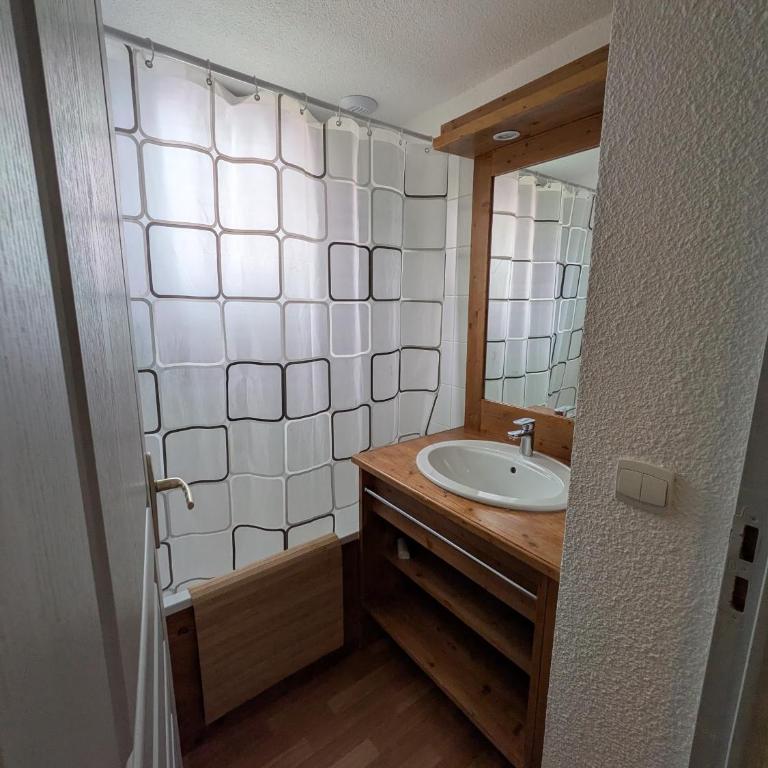 Appartement 4 pièces pour 6-8 personnes, 2 chambres, 1 cabine, 2 canapés-lit double dans le salon, au pied des pistes et piscine l'été, wifi fibre - Appartement - Vue sur Piscine - 18