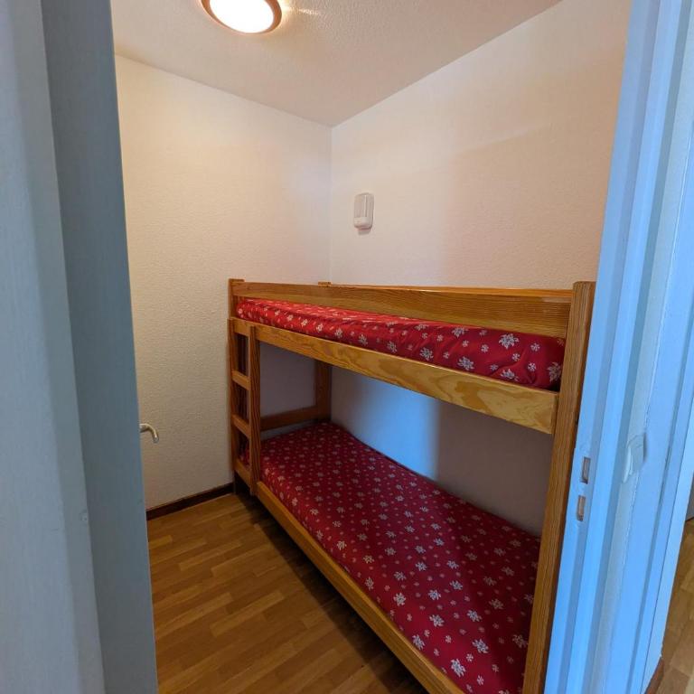 Appartement 4 pièces pour 6-8 personnes, 2 chambres, 1 cabine, 2 canapés-lit double dans le salon, au pied des pistes et piscine l'été, wifi fibre - Appartement - Vue sur Piscine - 25