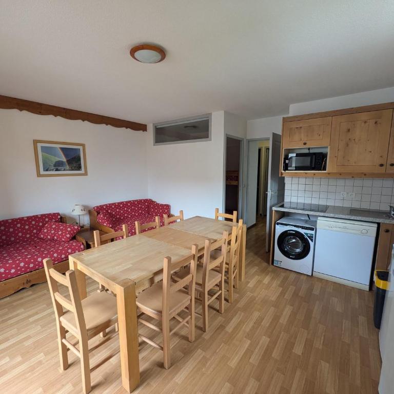 Appartement 4 pièces pour 6-8 personnes, 2 chambres, 1 cabine, 2 canapés-lit double dans le salon, au pied des pistes et piscine l'été, wifi fibre - Appartement - Vue sur Piscine - 13