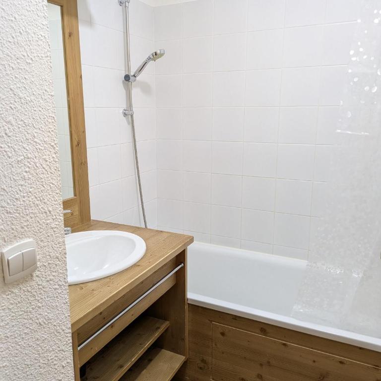 Appartement 3 pieces 6 personnes, 2 chambres, wifi fibre gratuit, piscine l'été et au pied des pistes l'hiver - Appartement 2 Chambres avec Vue sur la Montagne - 6