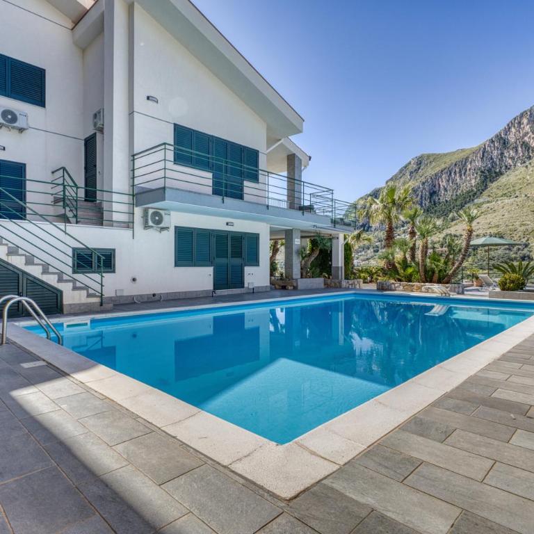 VFH Residence Flavia -Tre Piscine - Appartamento con 2 Camere da Letto, Terrazza e Vista Mare - 1