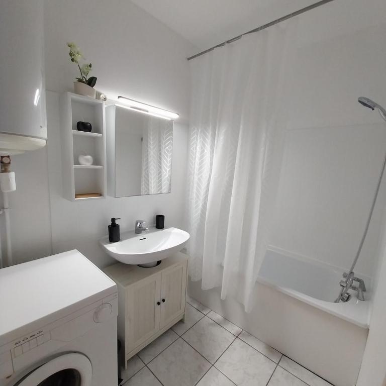 T2 tout confort 5 personnes 1 chambre avec balcon et garage Fréjus - Appartamento con 2 Camere da Letto - 5