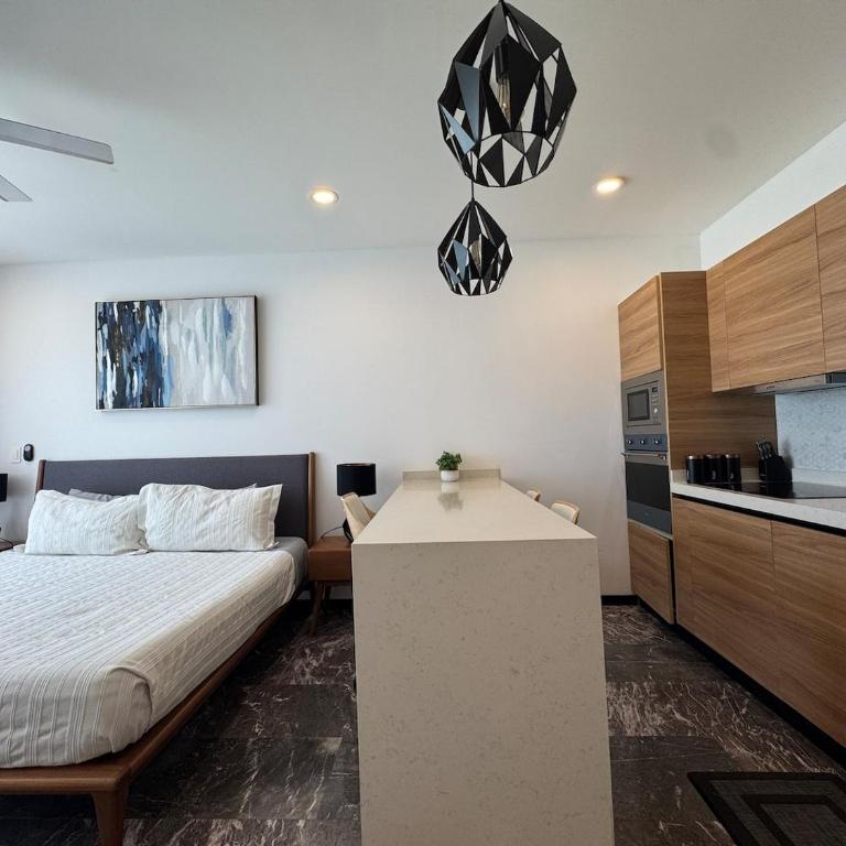Oceanfront Condo Top Location Near 5th Ave - Single Room - 1