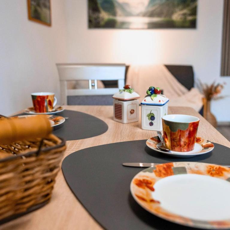 Haus Hindelang - 2 FeWos mit Zugspitzblick, inkl Königscard, gratis Parken & WLAN, Self Check-In, 5 Minuten ins Zentrum - Apartment mit Terrasse - 5