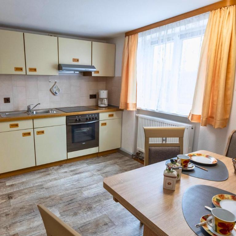 Haus Hindelang - 2 FeWos mit Zugspitzblick, inkl Königscard, gratis Parken & WLAN, Self Check-In, 5 Minuten ins Zentrum - Apartment mit Terrasse - 8