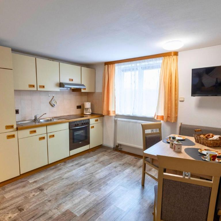 Haus Hindelang - 2 FeWos mit Zugspitzblick, inkl Königscard, gratis Parken & WLAN, Self Check-In, 5 Minuten ins Zentrum - Apartment mit Terrasse - 6