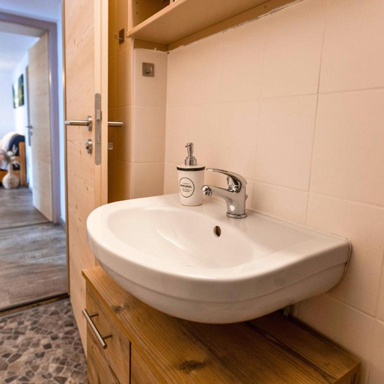 Haus Hindelang - 2 FeWos mit Zugspitzblick, inkl Königscard, gratis Parken & WLAN, Self Check-In, 5 Minuten ins Zentrum - Apartment mit Terrasse - 24