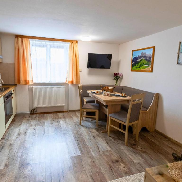 Haus Hindelang - 2 FeWos mit Zugspitzblick, inkl Königscard, gratis Parken & WLAN, Self Check-In, 5 Minuten ins Zentrum - Apartment mit Terrasse - 7