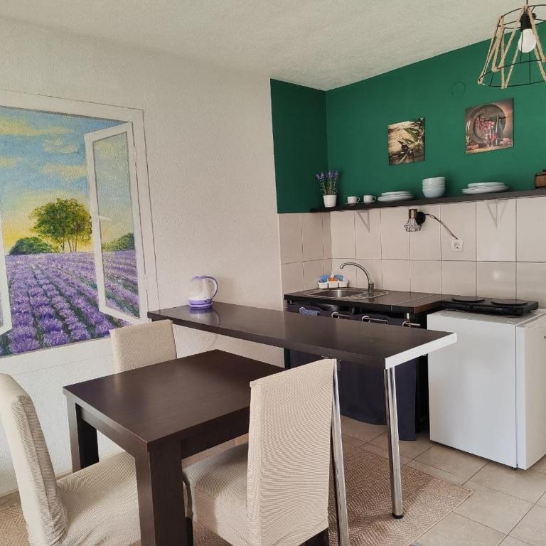 SutomoreLife Cozy Green Apartment - Studio Apartman - 10