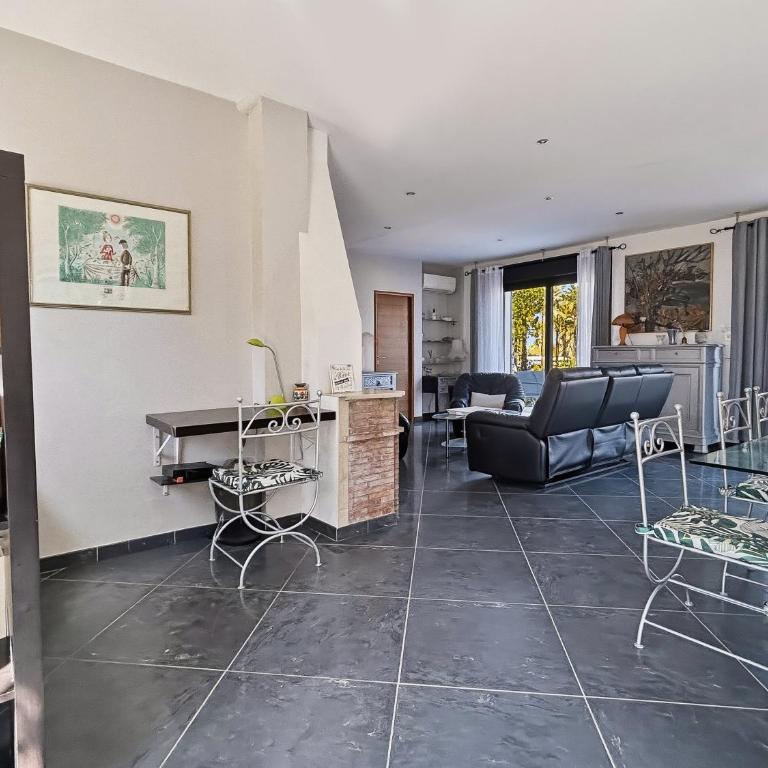 Villa Face a La Mer à Antibes - Maison 5 Chambres - 10