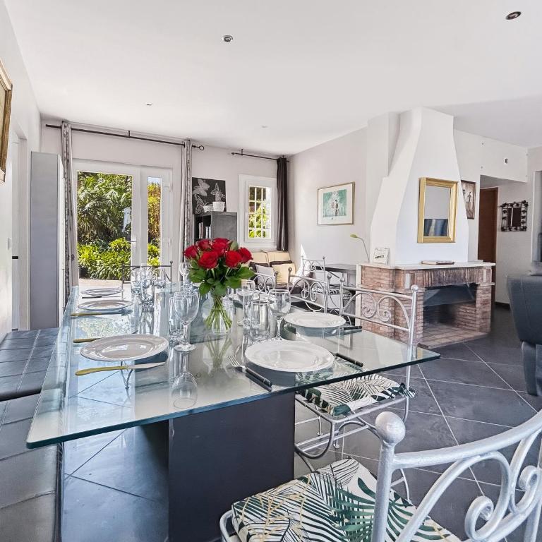 Villa Face a La Mer à Antibes - Maison 5 Chambres - 12