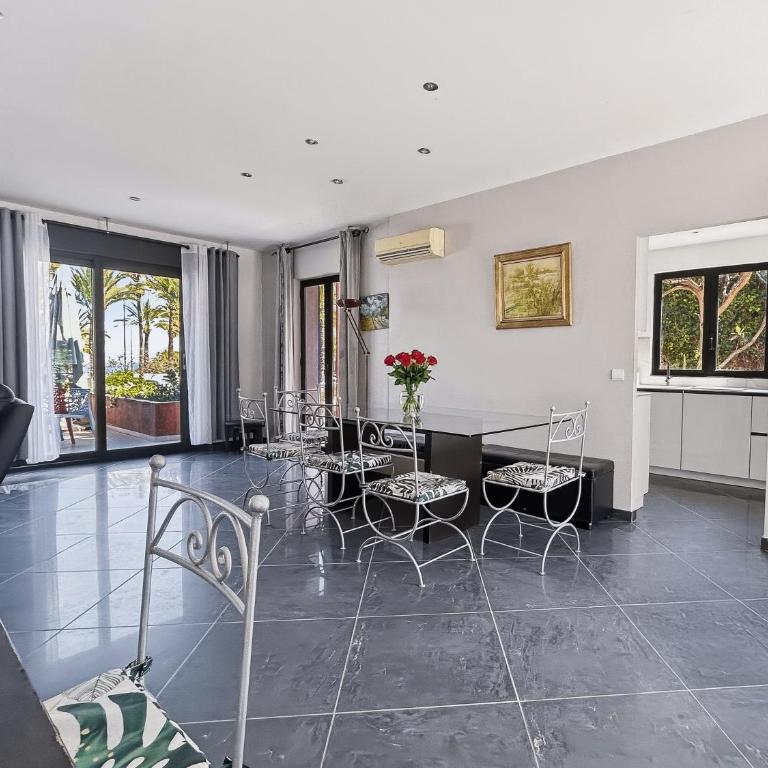 Villa Face a La Mer à Antibes - Maison 5 Chambres - 11