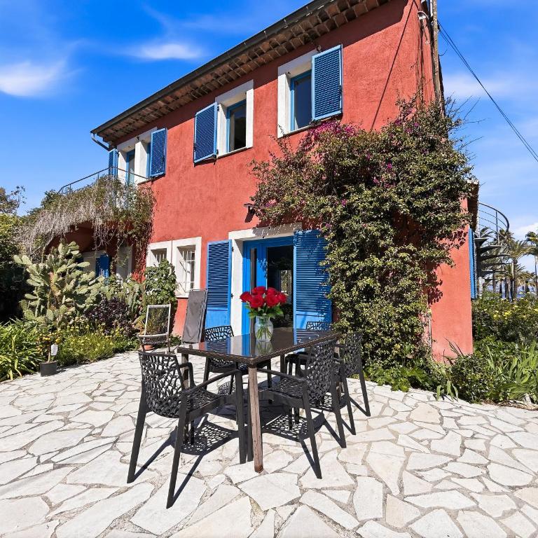 Villa Face a La Mer à Antibes - Maison 5 Chambres - 38