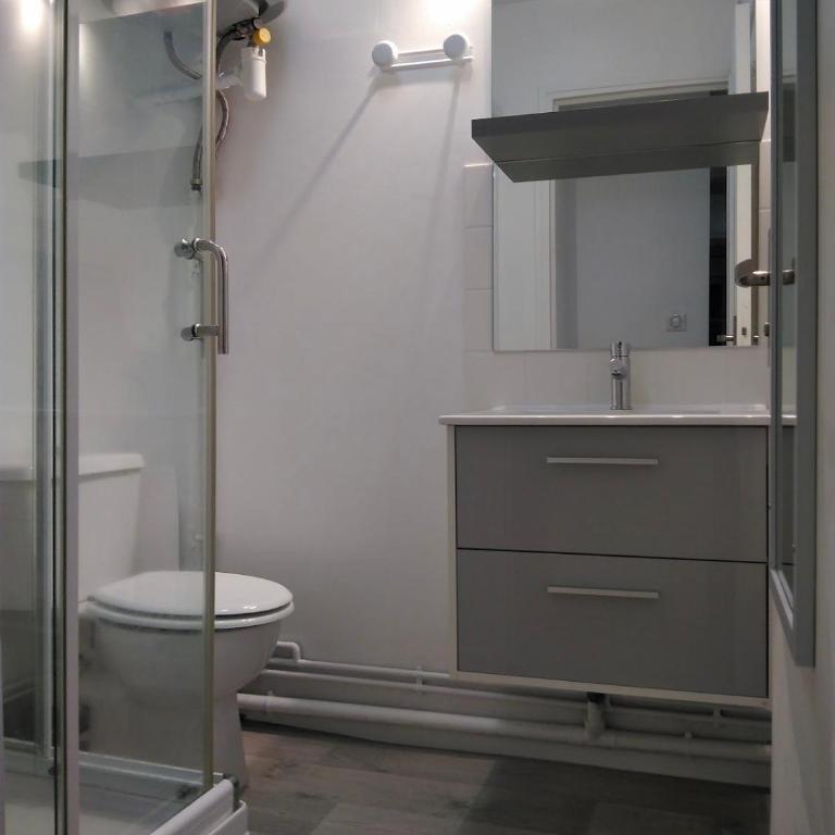 L établissement LA PLAGE A 2 PAS vous propose, 3 Appartements DEUX chambres, 1 appartement une pièce , NETFLIX, lits faits à votre arrivée, serviettes de toilette, Ménage, Wifi, en hyper centre ,Plage à 100m, BOX à Vélos, paiement 3 fois sans frais - Appartement 2 Chambres - 18