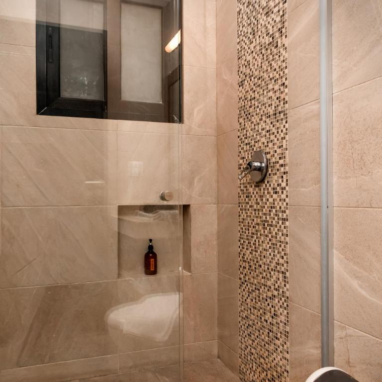 Grand Fifty, Stylish Stay with Rooftop Pool - Apartamento de 2 dormitorios - 21