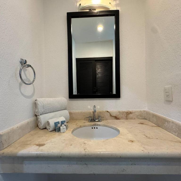 Desirable Location, Private Terrace Overlook Pool - Single Room - 40