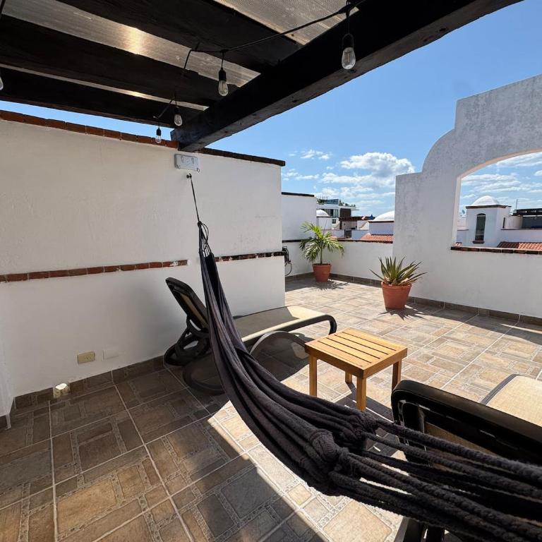 Desirable Location, Private Terrace Overlook Pool - Single Room - 2