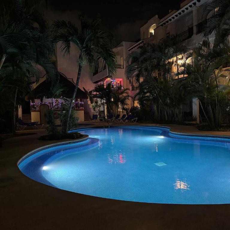 Desirable Location, Private Terrace Overlook Pool - Single Room - 10