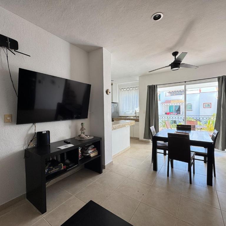 Desirable Location, Private Terrace Overlook Pool - Single Room - 23